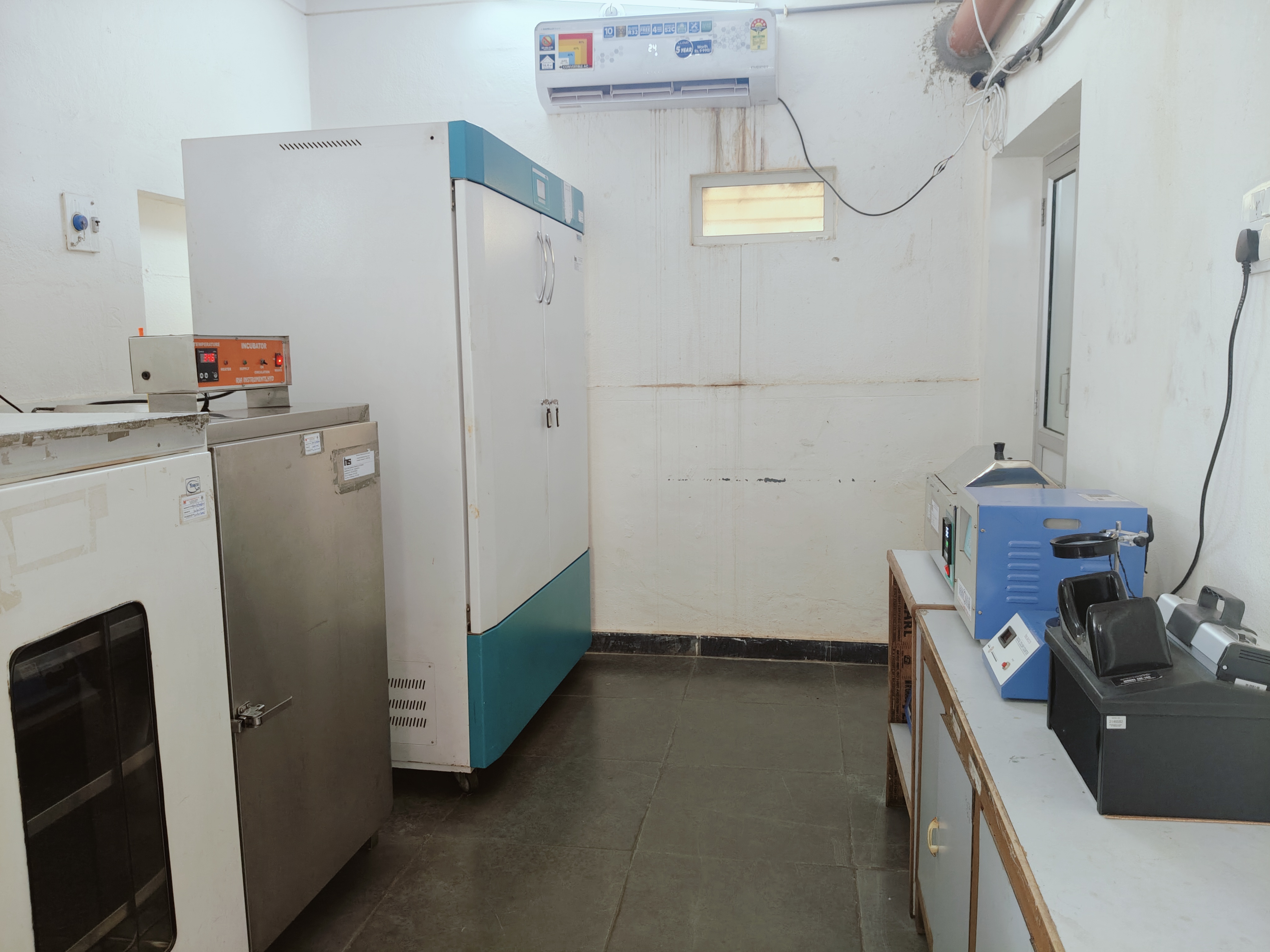 Photo showing a view of the incubation room