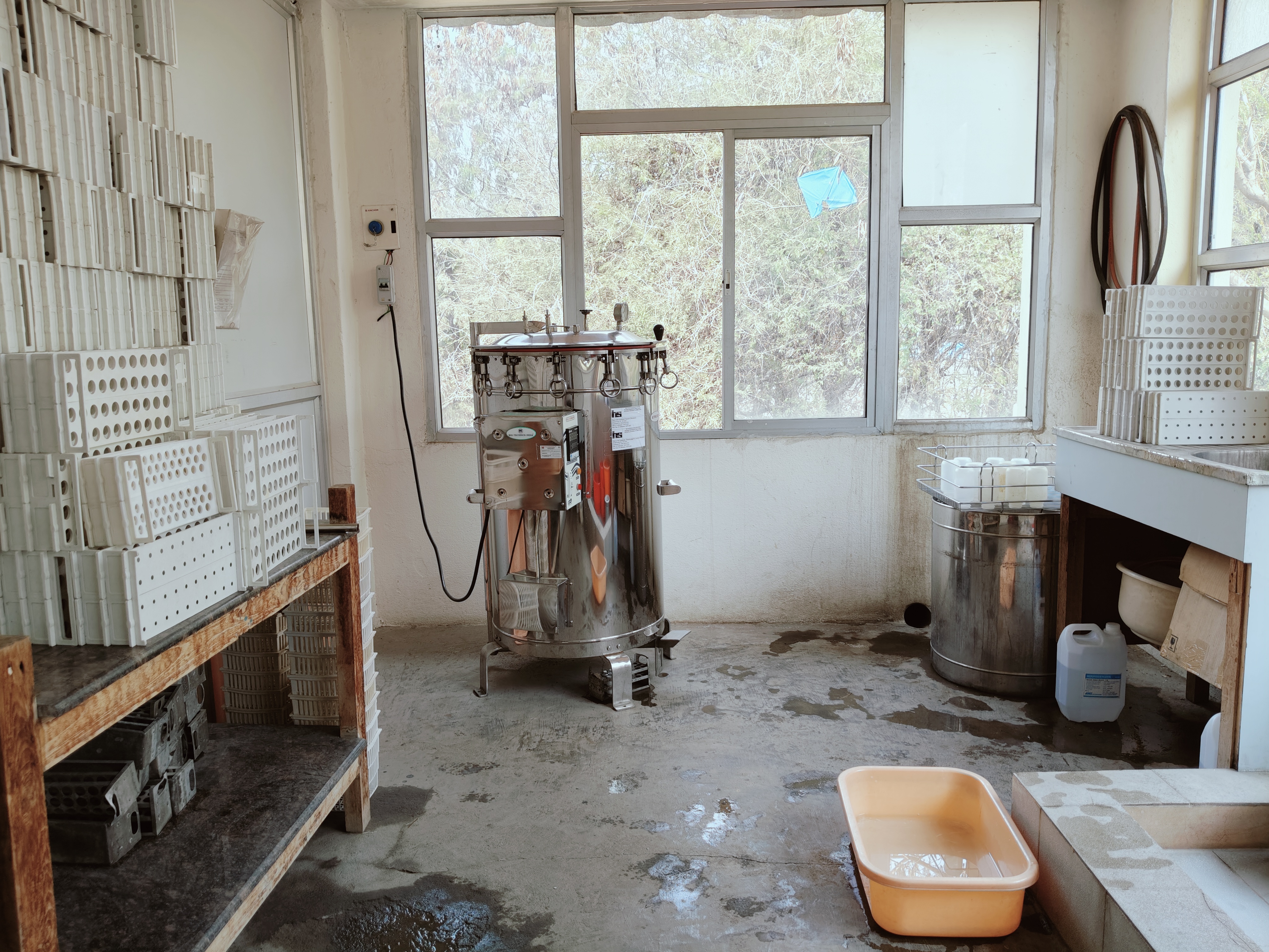 Photo showing the decontamination room